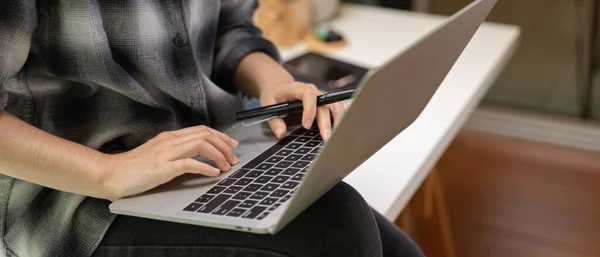 Schnappschuss Einer Arbeiterin Die Auf Einem Tisch Sitzt Während Sie — Stockfoto