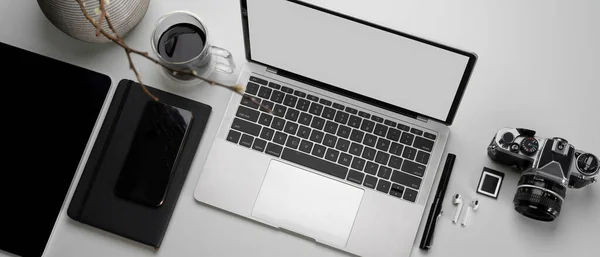 Vista Superior Espaço Trabalho Moderno Com Laptop Mock Câmera Tablet — Fotografia de Stock