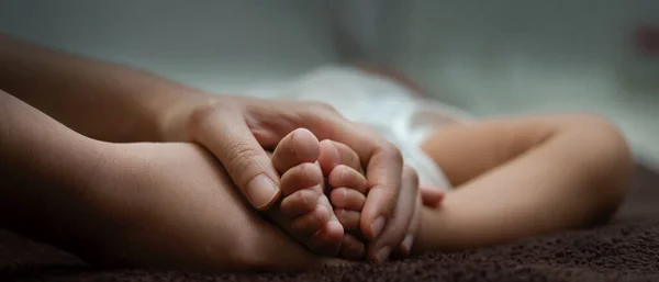 Visão Perto Das Mãos Dos Pais Segurando Pés Minúsculos Bebê — Fotografia de Stock