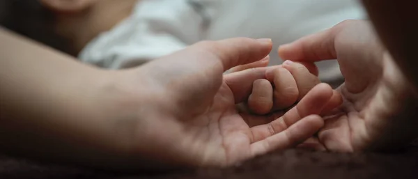 Закройте Вид Руки Матери Держащей Крохотную Руку Новорожденного Ребенка Кровати — стоковое фото