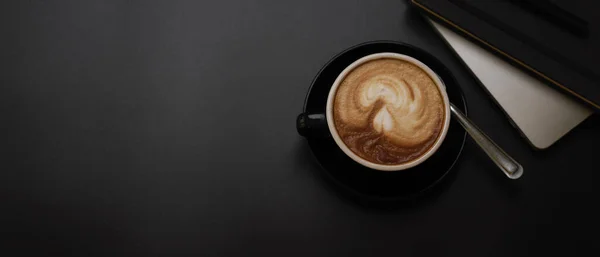 어두운 테이블에 커피의 노트북 스케줄 — 스톡 사진
