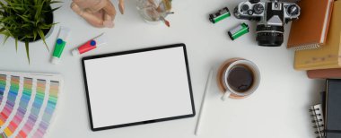 Tasarımcı çalışma tableti, stil, kamera, kitap ve resim araçları ile üst görünüm