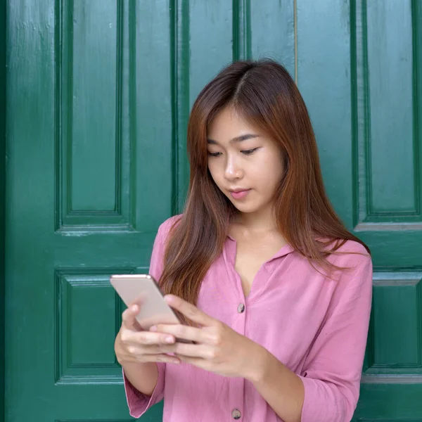 Kapıda Dikilirken Akıllı Telefon Kullanan Kadının Görüntüsünü Kapat — Stok fotoğraf