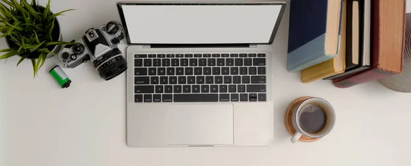 Vista Superior Mesa Trabalho Simples Com Laptop Mock Xícara Café — Fotografia de Stock