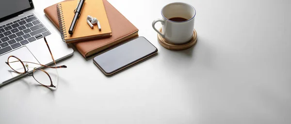 Captura Recortada Espacio Trabajo Portátil Con Espacio Copia Teléfono Inteligente — Foto de Stock