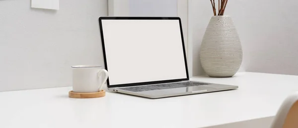 Vista Lateral Mesa Trabajo Mínima Con Portátil Maqueta Libros Taza — Foto de Stock