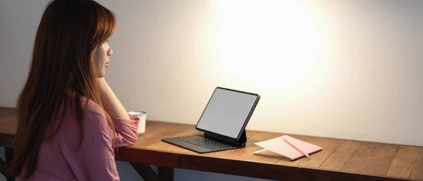 Close Bekijken Van Vrouwelijke Student Zitten Aan Houten Teller Bar — Stockfoto