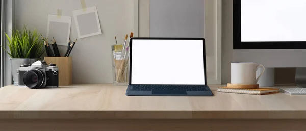 Close Zicht Eenvoudige Werktafel Met Mock Tablet Computer Camera Penselen — Stockfoto