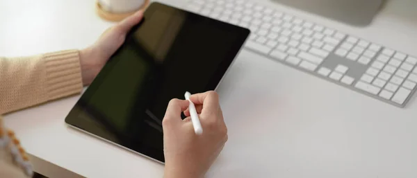 Schnappschuss Einer Mitarbeiterin Die Digitalen Tablet Arbeitet Während Sie Weißen — Stockfoto