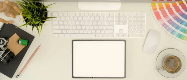 写字台上装有电脑设备 彩色石板 相机和咖啡杯的模拟数码平板电脑的顶部视图 — 图库照片