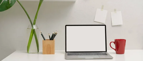 Vista Cerca Del Espacio Trabajo Simple Con Ordenador Portátil Maqueta —  Fotos de Stock