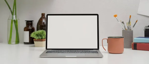 Vista Perto Simular Laptop Espaço Trabalho Moderno Com Copo Livros — Fotografia de Stock