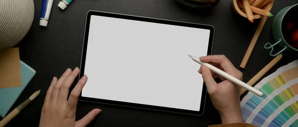 Fotografia Aérea Designer Feminino Desenhando Tablet Mock Com Caneta Stylus — Fotografia de Stock