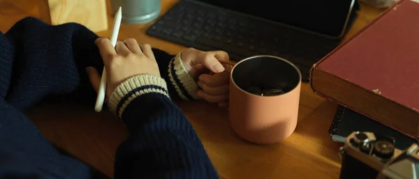 Foto Cortada Freelancer Feminino Segurando Caneca Café Enquanto Trabalhava Tablet — Fotografia de Stock