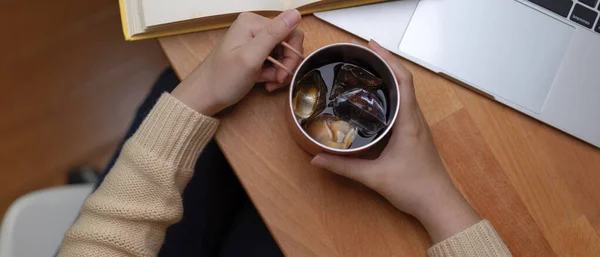 Dizüstü Bilgisayar Kitapla Çalışan Elinde Buzlu Kahve Fincanı Olan Bir — Stok fotoğraf