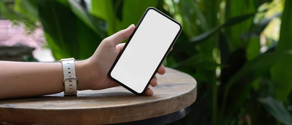 Close Uitzicht Van Meisje Hand Houden Mock Smartphone Houten Salontafel — Stockfoto