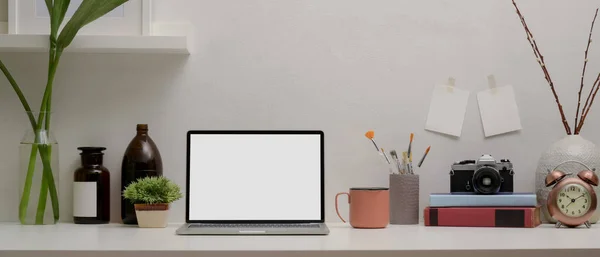 Közelkép Üres Képernyős Laptop Fehér Íróasztal Kellékek Dekorációk Otthoni Irodai — Stock Fotó
