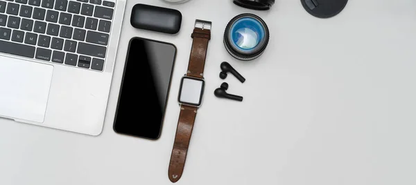 Bovenaanzicht Van Digitale Apparaten Witte Tafel Met Laptop Smartphone Smartwatch — Stockfoto