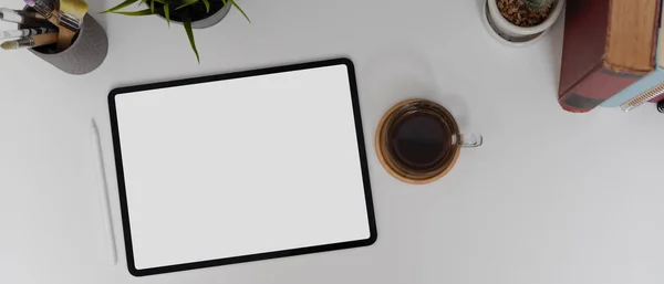 Bovenaanzicht Van Blanco Scherm Tablet Witte Tafel Met Koffiebeker Boeken — Stockfoto