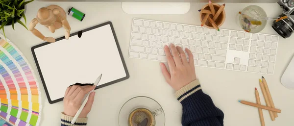 白い机の上にモックアップタブレット コンピュータ デザイナー用品を扱う女性デザイナーのオーバーヘッドショット — ストック写真