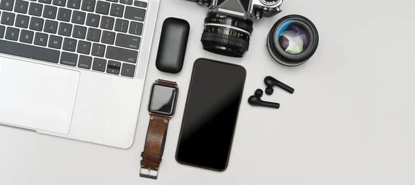 Vista Superior Dispositivos Digitais Mesa Branca Com Laptop Smartphone Smartwatch — Fotografia de Stock
