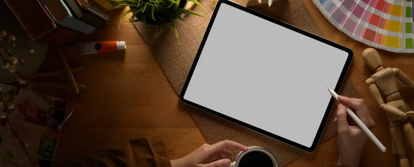 Foto Aerea Una Designer Che Lavora Tablet Modellato Mentre Seduta — Foto Stock