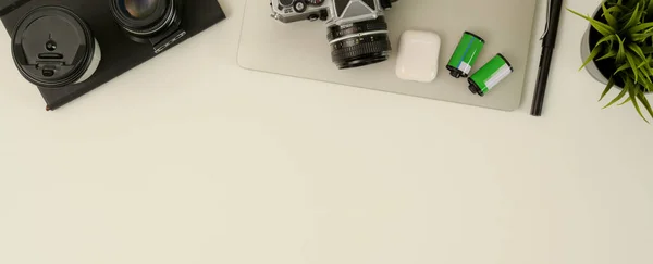 コピースペース ラップトップ カメラ レンズ 文房具や白いテーブルの上に装飾とモダンなワークスペースのトップビュー — ストック写真