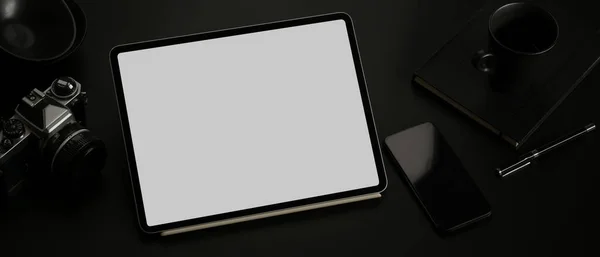Przycięte Ujęcie Pustego Ekranu Tabletu Ciemnym Biurku Aparatem Fotograficznym Smartfonem — Zdjęcie stockowe
