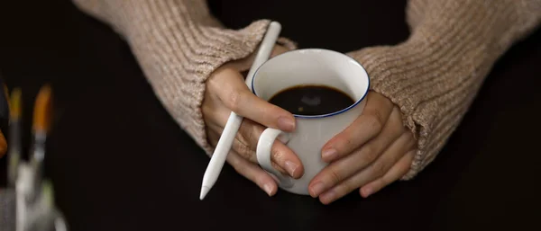 Close Vista Das Mãos Femininas Segurando Xícara Café Caneta Caneta — Fotografia de Stock