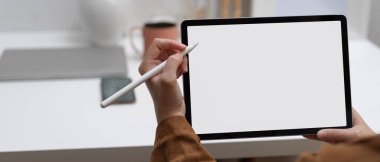 Evde otururken kadın eli görüntüsünü stilus kalemle taklit tablet kullanarak kapat 