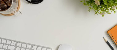 Bilgisayar aygıtı, defter, kahve fincanı, dekorasyon ve kopyalama alanı ile sahne yaratıcısının üst görünümü