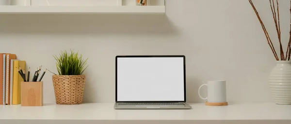 近景现代家庭办公室与模拟笔记本电脑 咖啡杯 书籍和装饰在白桌子上 — 图库照片