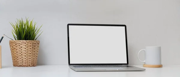 Bilgisayarı Kahve Fincanını Saksıyı Kırtasiyeyi Beyaz Masanın Üzerine Kuran Ofisini — Stok fotoğraf