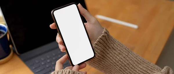 Tiro Cortado Mãos Femininas Segurando Mock Smartphone Enquanto Sentado Espaço — Fotografia de Stock