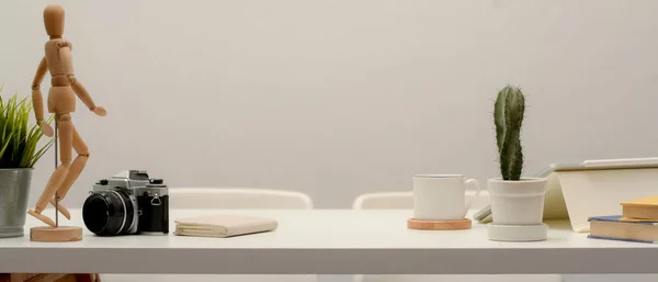카메라 사무실 의자와 최소한의 작업용 식탁의 — 스톡 사진