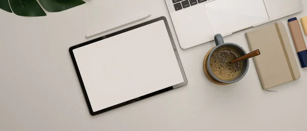 写字楼 笔记本电脑 咖啡杯和白色桌子上的文具的上图 — 图库照片