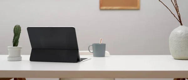 Nahaufnahme Des Home Office Schreibtisches Mit Digitalem Tablet Tasse Dekoration — Stockfoto