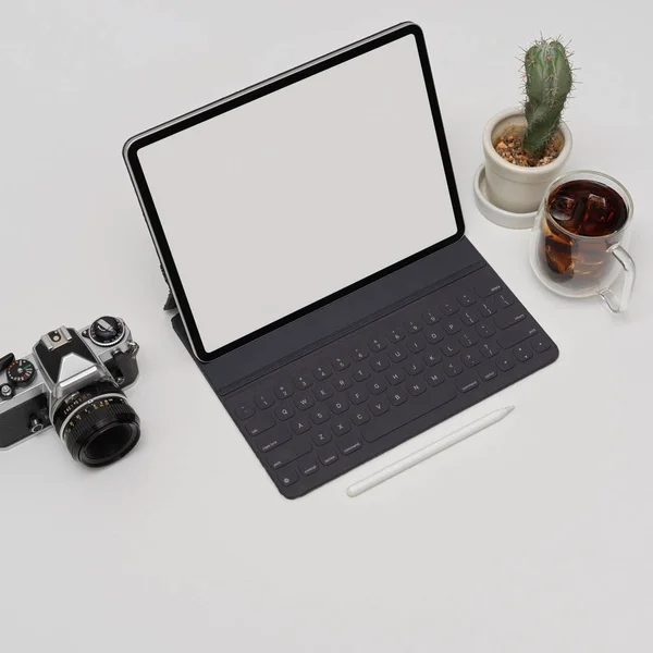 用相机 仙人掌壶和咖啡杯在白桌子上的键盘裁剪空白屏幕平板的照片 — 图库照片