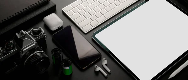 Tablet Akıllı Telefon Kamera Ofis Malzemeleriyle Birlikte Karanlık Masanın Üzerindeki — Stok fotoğraf