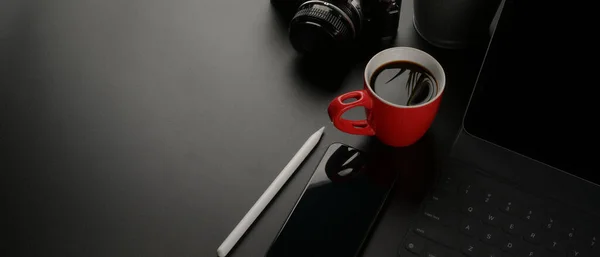 Bovenaanzicht Van Donkere Werkruimte Met Digitale Tablet Smartphone Koffiemok Camera — Stockfoto