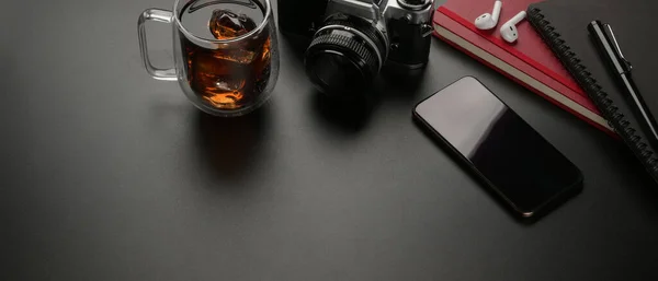 Przycięte Ujęcie Stołu Roboczego Miejsca Kopiowania Smartfona Aparatu Fotograficznego Kubka — Zdjęcie stockowe