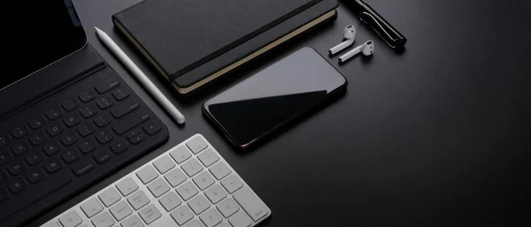 Schnappschuss Von Digitalen Geräten Mit Smartphone Tablet Tastatur Schreibwaren Zubehör — Stockfoto
