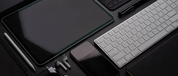 Captura Recortada Dispositivos Digitales Con Tableta Smartphone Teclado Accesorios Espacio —  Fotos de Stock