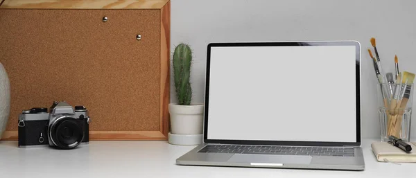 Vista Perto Mesa Escritório Casa Com Laptop Suprimentos Placa Memória — Fotografia de Stock