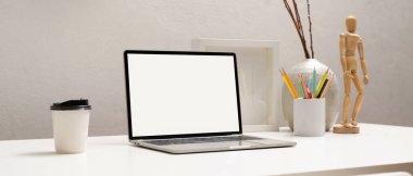 Kırpılmış dizüstü bilgisayar görüntüsü, beyaz masa üzerinde kırpma yolu, kırtasiye malzemesi ve dekorasyon.