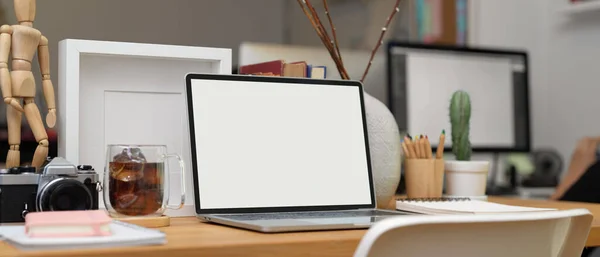 Gesneden Opname Van Het Bureau Met Laptop Briefpapier Kantoorbenodigdheden Decoratie — Stockfoto