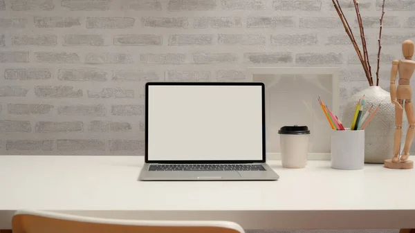 Nahaufnahme Des Modernen Arbeitsplatzes Mit Laptop Attrappe Schreibwaren Dekorationen Und — Stockfoto