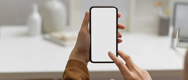 Visão Perto Smartphone Feminino Tocando Com Caminho Recorte Espaço Trabalho — Fotografia de Stock