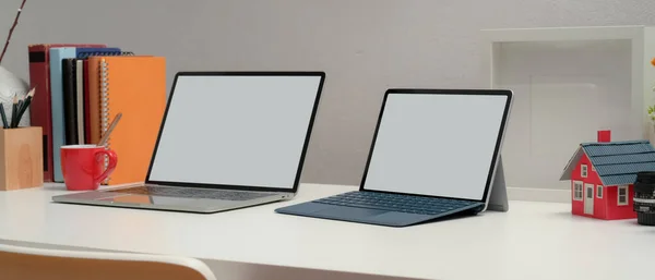 Schnappschuss Von Zwei Leeren Bildschirm Laptops Auf Büroschreibtisch Mit Büchern — Stockfoto