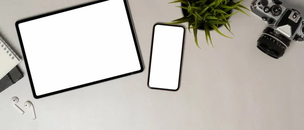 Bovenaanzicht Van Blanco Tablet Smartphone Witte Tafel Met Camera Briefpapier — Stockfoto